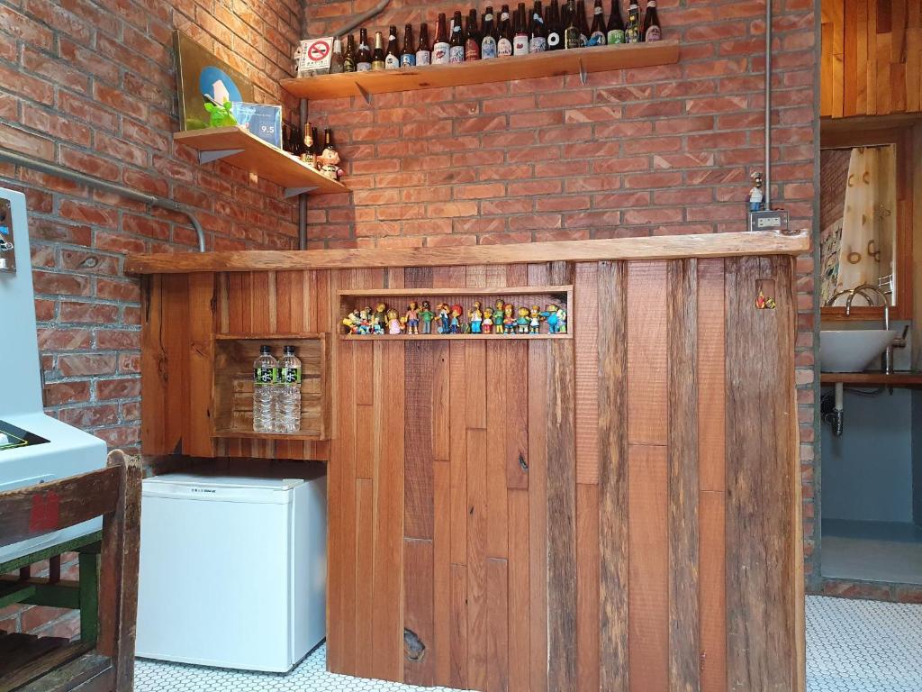 台南小巷窄的厨房设有木墙和木门