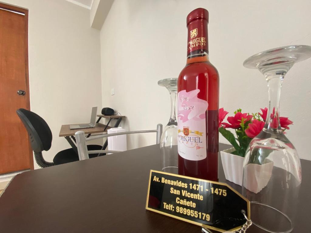 圣维森特德卡涅特Residencia Benavides的桌子上坐着一瓶葡萄酒