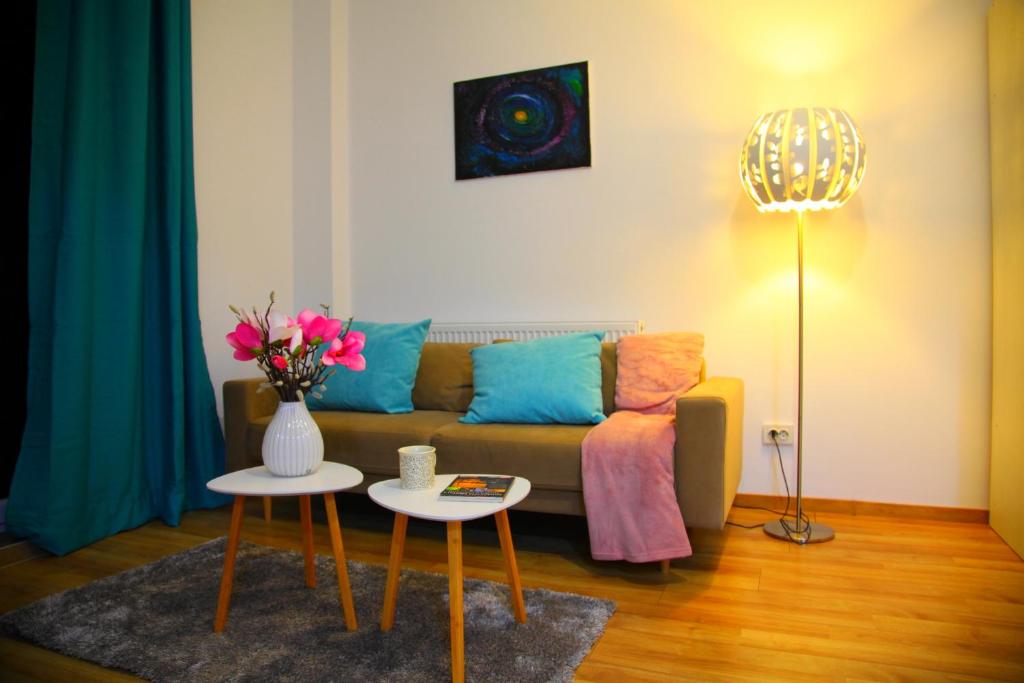 克卢日-纳波卡Romantic luxury in city center的客厅配有沙发和2张桌子