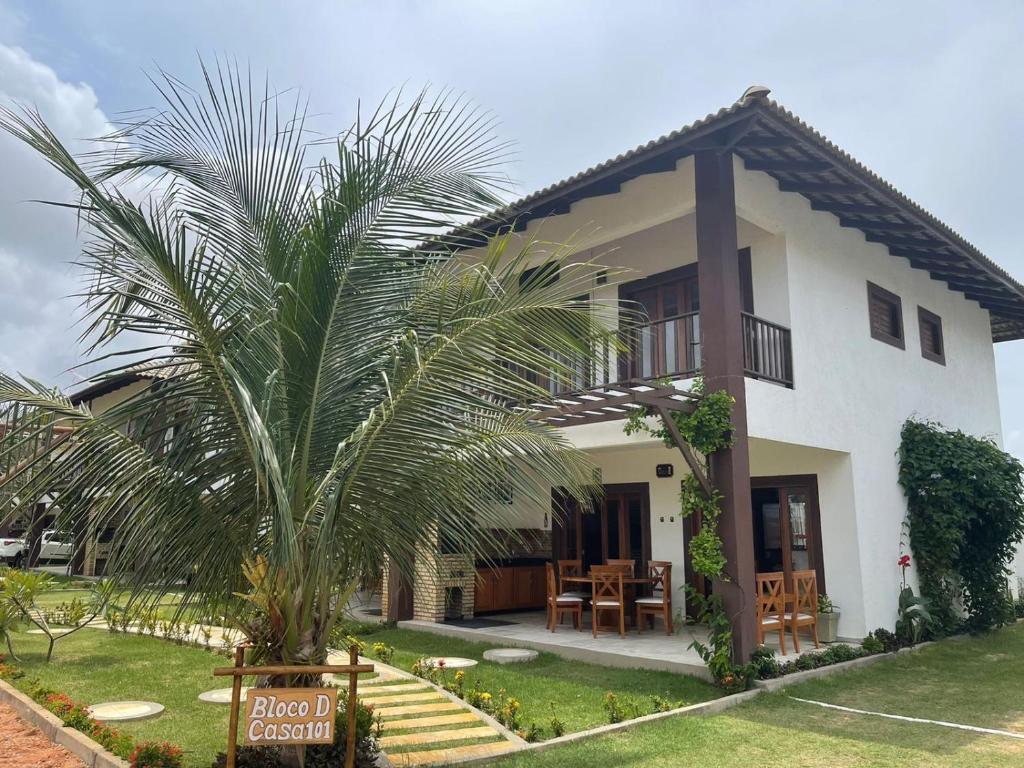 特赖里Paraíso Flecheiras的前面有棕榈树的房子