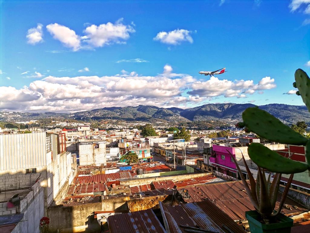 危地马拉Life Builders的飞机飞越一个有建筑物的城市