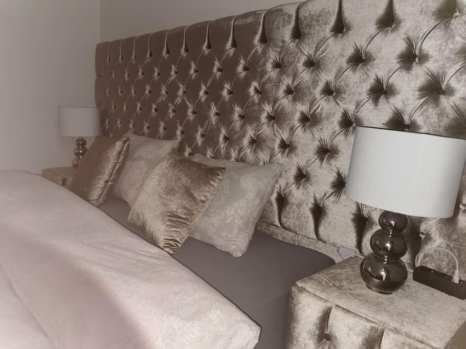摩拉瓦托普利采Apartman PIKY No.10的一间卧室配有一张带床头板和灯的床