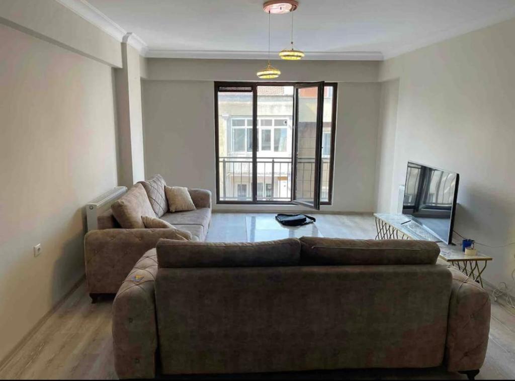 YıldırımBURSA TELEFERIK 4 1 DUPLEX apartment的客厅设有两张沙发和一个大窗户