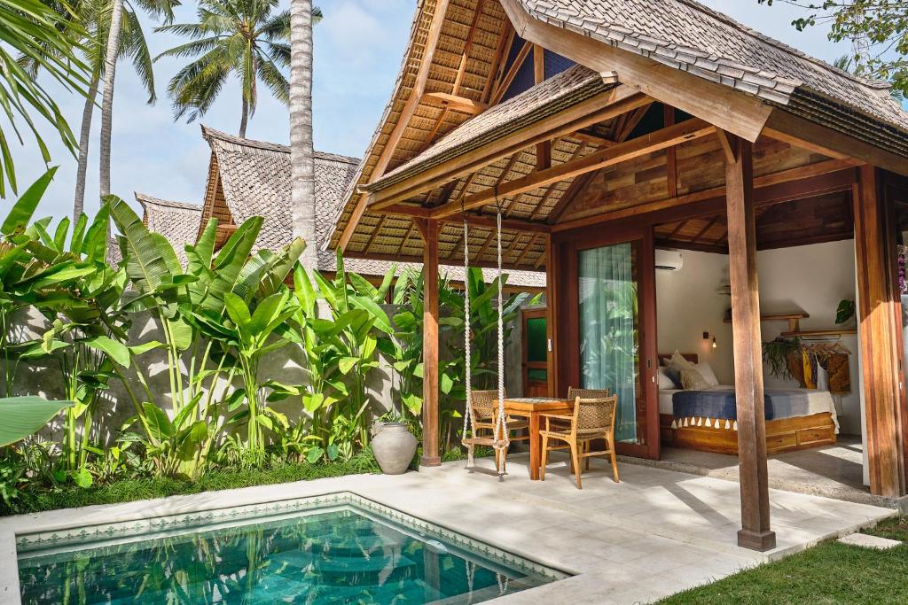 龙目岛库塔Jati Kuta Lombok的一个带游泳池和一间卧室的别墅