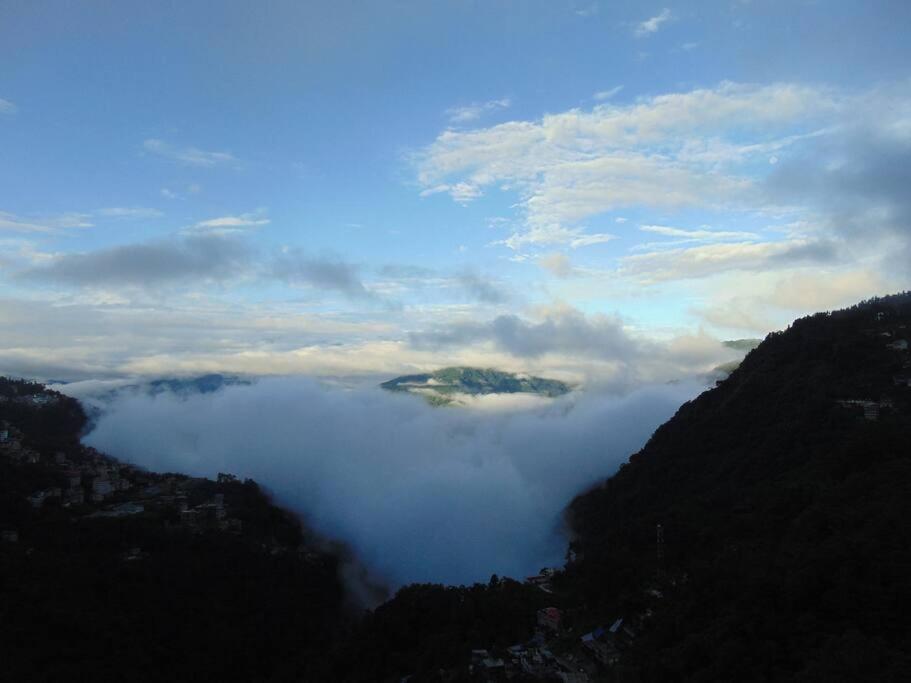 甘托克BOJO House的山脉云谷的景色