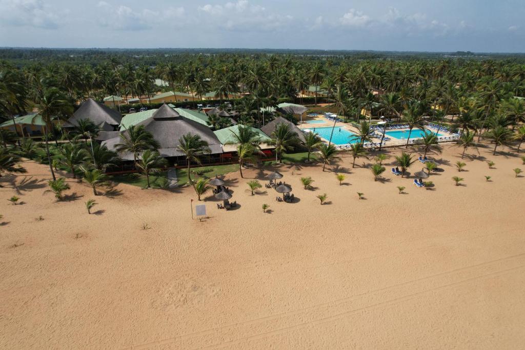 AzizacoueCasa Del Papa Resort & SPA的海滩上的度假村的空中景致