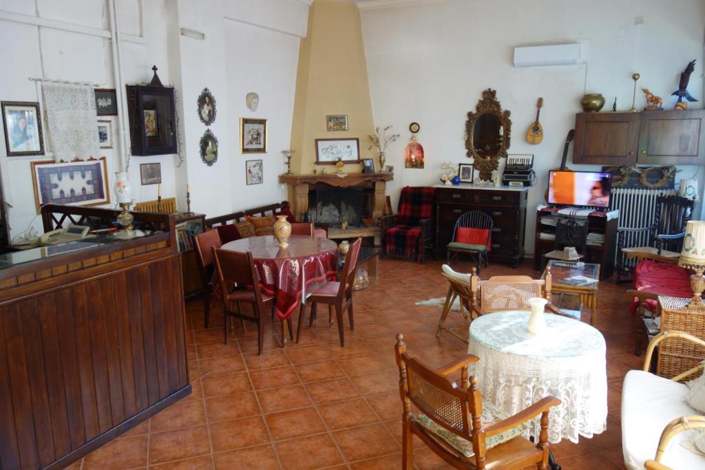 VíliaARION的客厅配有桌椅和壁炉