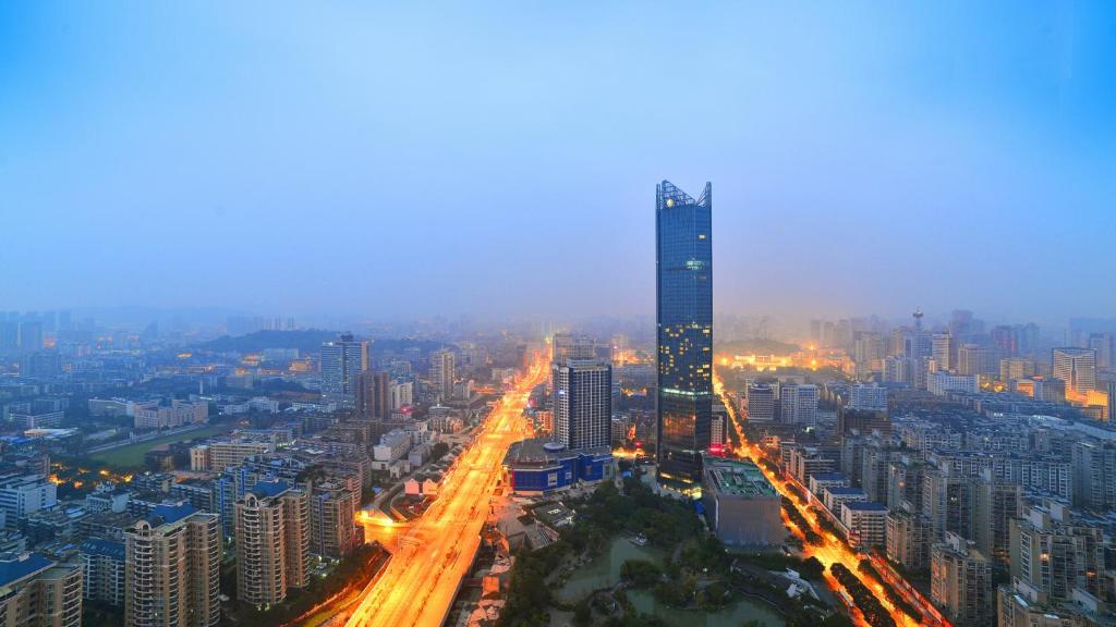 福州InterContinental Fuzhou的一座高楼和交通的城市