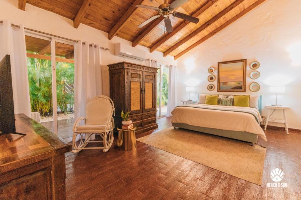 拉罗马纳Lux Villa Casa de Campo的一间卧室设有一张床和一个大窗户