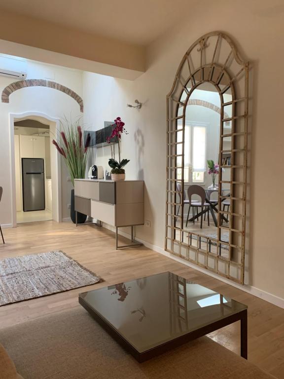 帕尔马Maison del Ducato Cavour 37的客厅配有桌子和镜子