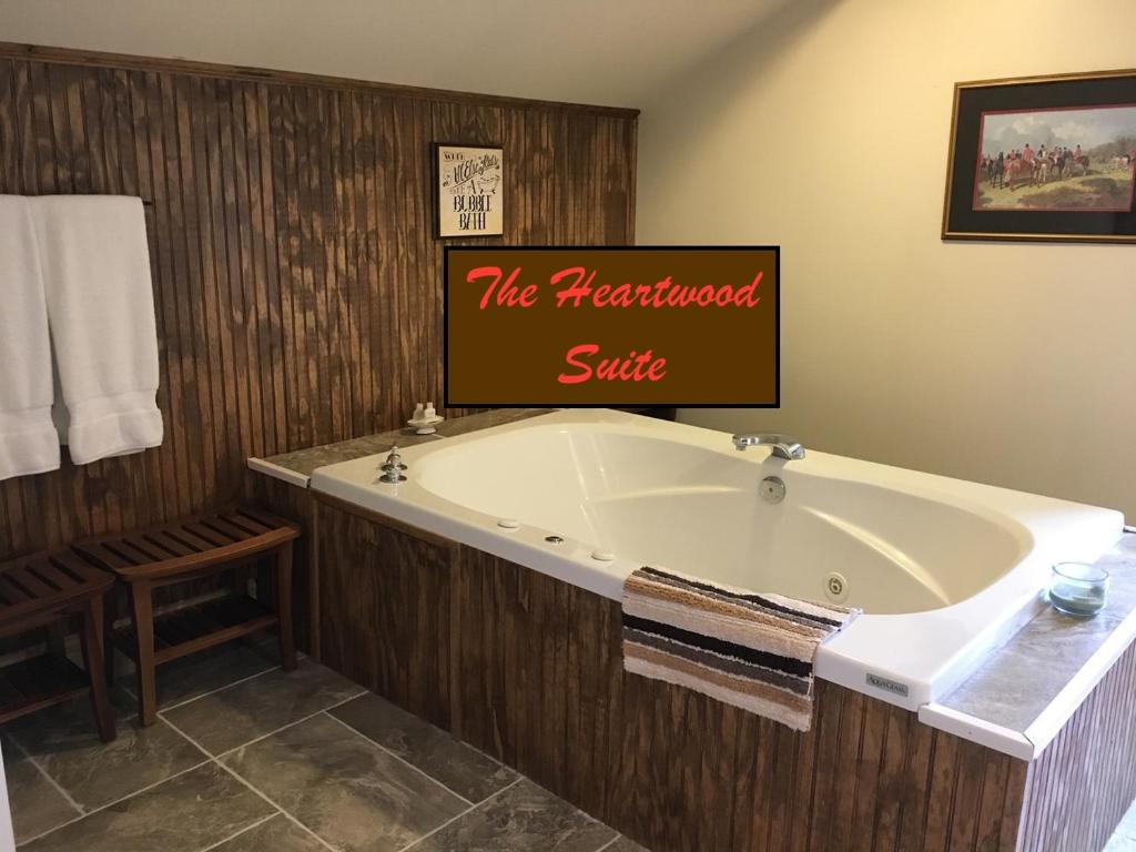 杰纳西奥橡树谷住宿加早餐旅馆的浴缸上标有阅读宏伟套房的标志