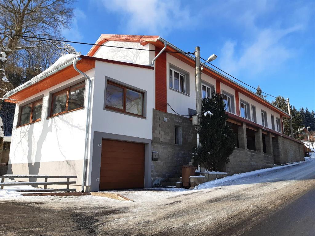 KlínyUbytování U Janičky的橙色和白色的房子