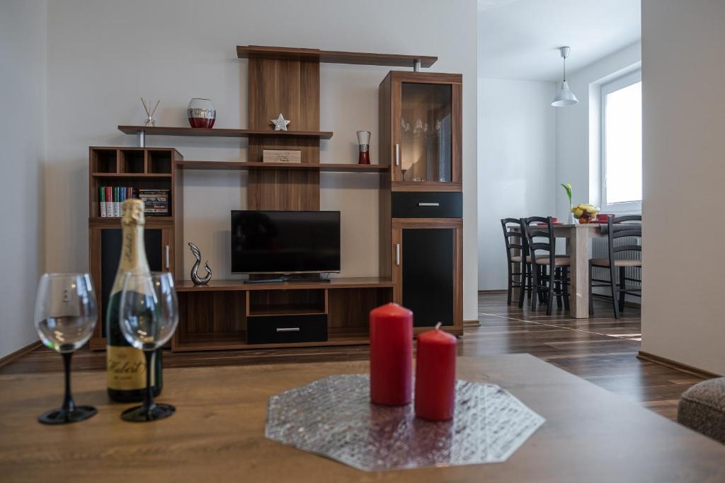 特伦钦SGL apartment Liptovska with free parking的客厅配有一瓶葡萄酒和一杯葡萄酒