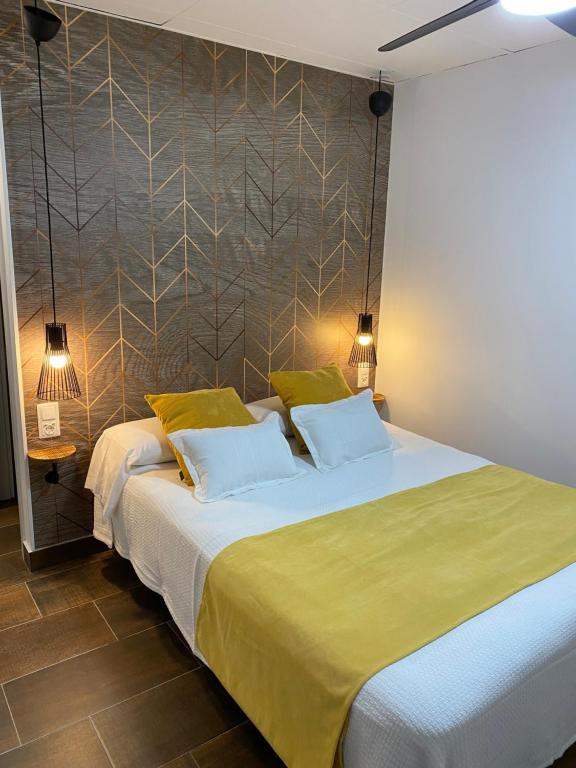 卡拉费尔罗维奥膳食公寓的一间卧室配有一张带黄色床单的大床