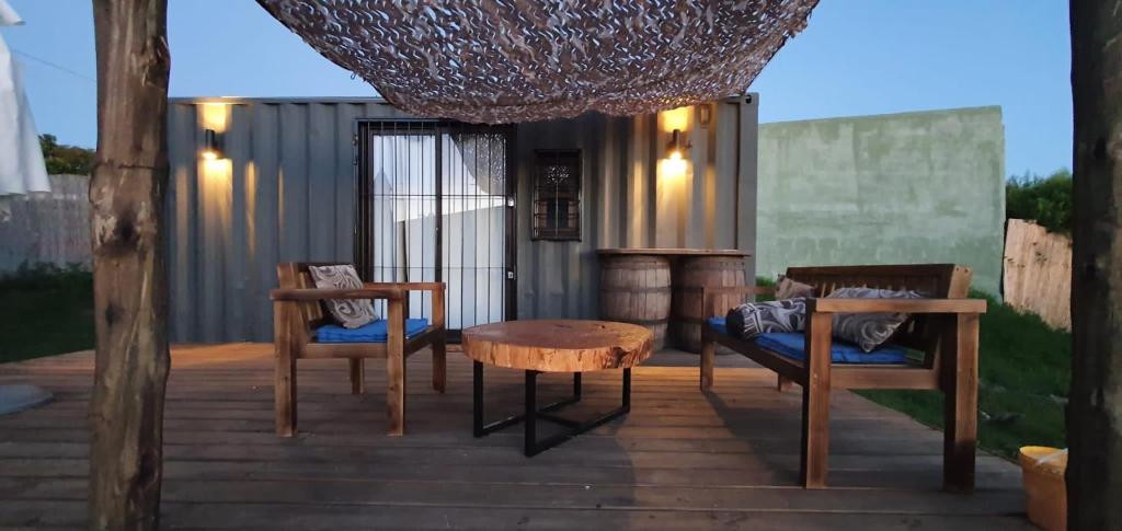 科洛尼亚-德尔萨克拉门托FLORANVICk incluye 2 bicis!!的庭院配有两把椅子、一张桌子和一张桌子以及椅子。