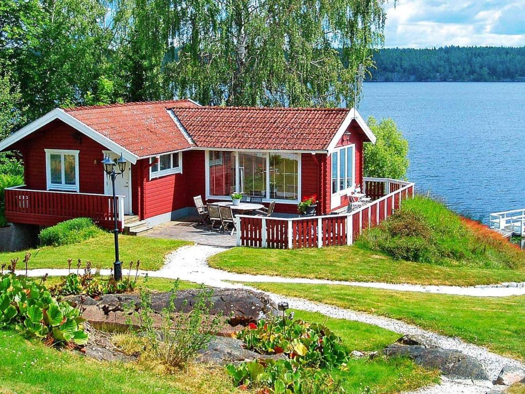 ÅmmebergHoliday home åMMEBERG的湖畔的红房子