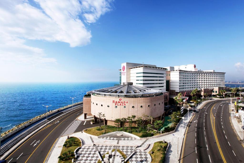 济州市济州广场华美达酒店的毗邻海洋和高速公路的建筑
