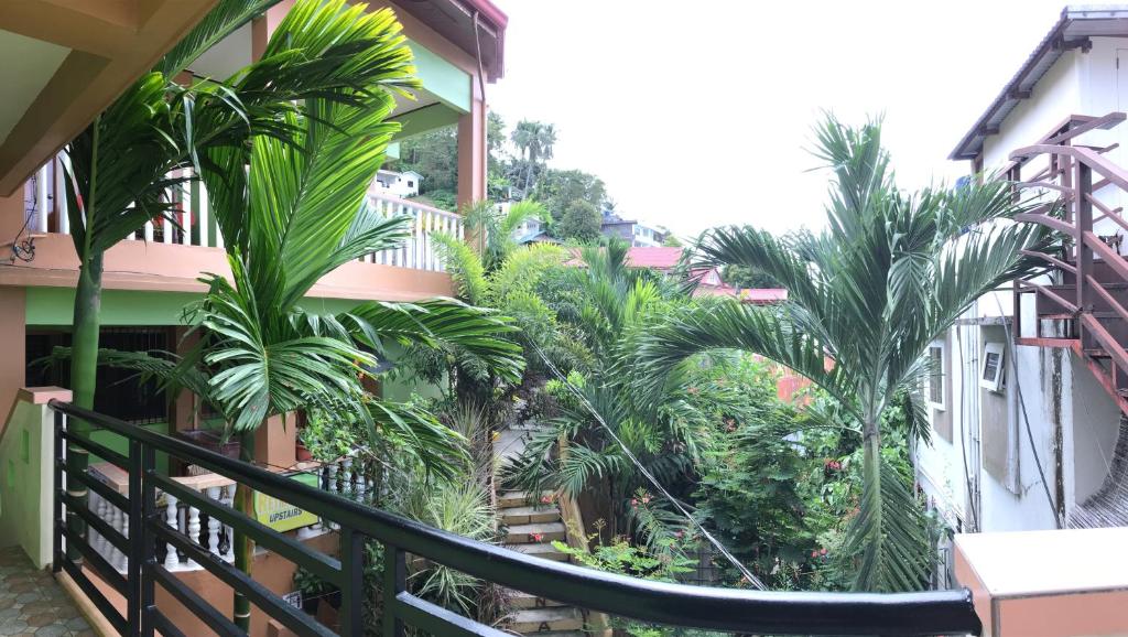 波尔多·格尼拉雷纳尔多楼上旅馆的棕榈树建筑的阳台