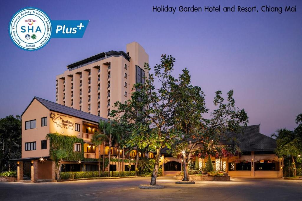 清迈Holiday Garden Hotel & Resort SHA EXTRA PLUS的一座大酒店,建筑背景很广