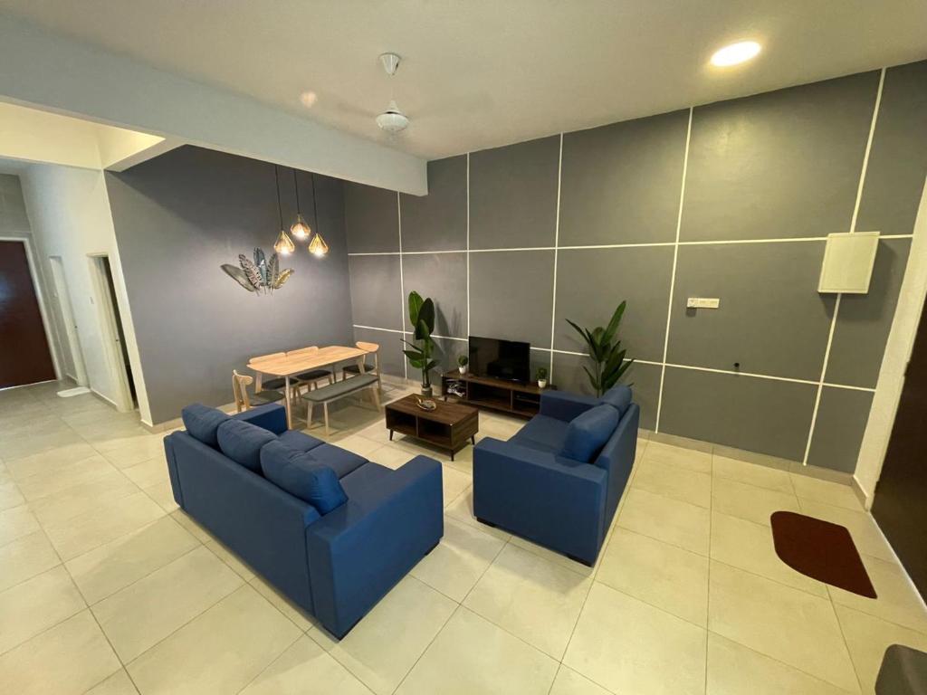 金马仑高原Golden Hill Home by Dreamscape的客厅配有2张蓝色的沙发和1张桌子