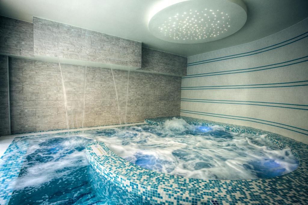 彭纳比利杜卡德尔蒙特费尔特罗酒店的一间设有波浪大浴缸的客房