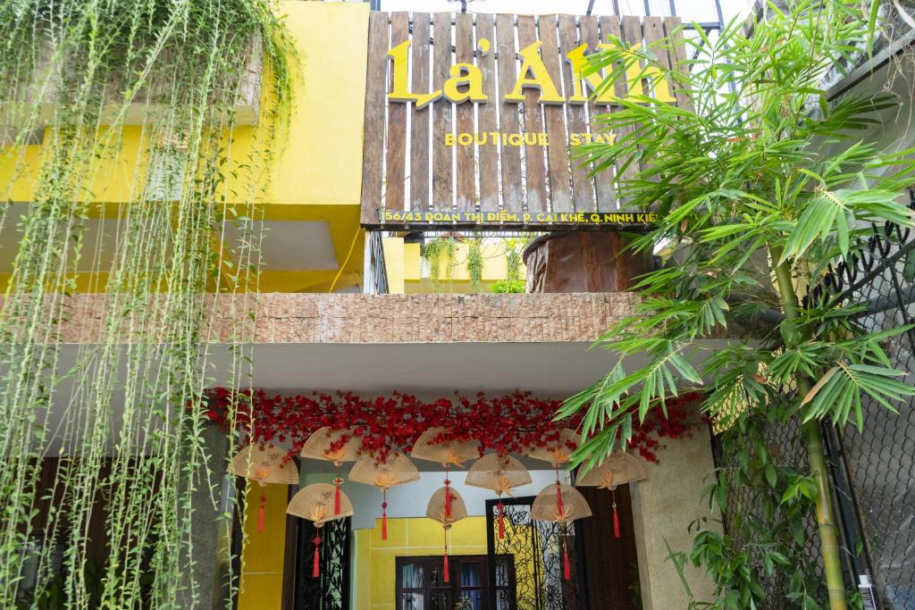 芹苴La'ANh Boutique Stay的带有餐厅标志的建筑