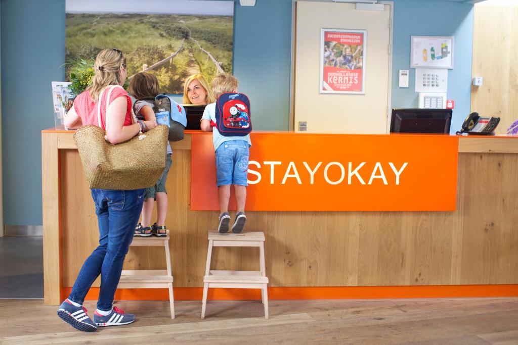 艾格蒙宾能Stayokay Hostel Egmond的一群站在商店柜台上的儿童