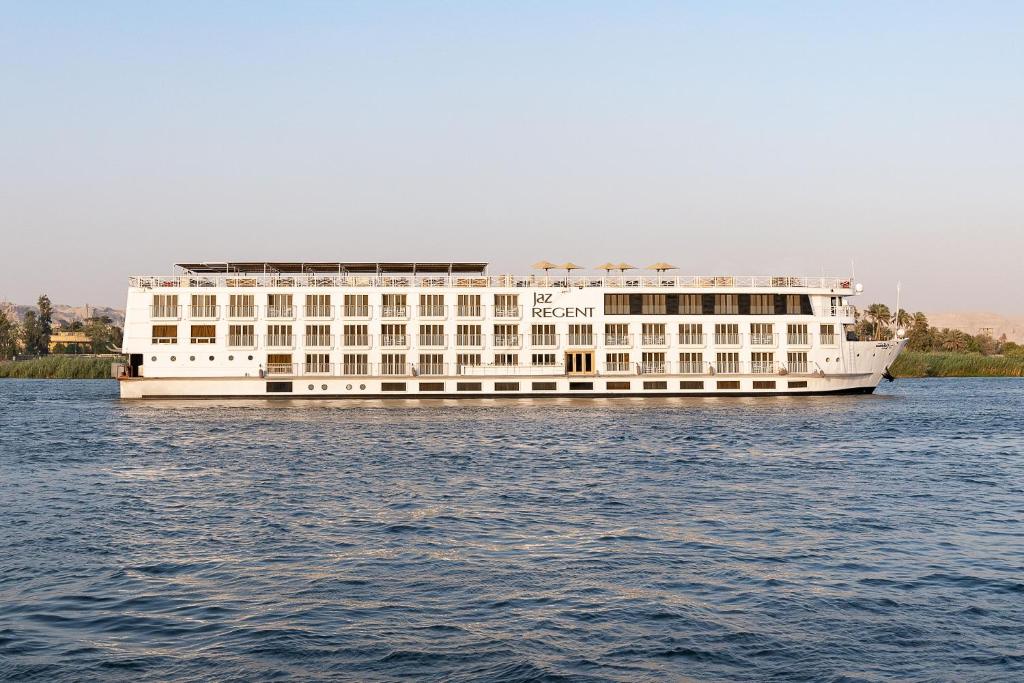 卢克索Jaz Regent Nile Cruise - Every Monday from Luxor for 07 & 04 Nights - Every Friday From Aswan for 03 Nights的水中一座白色的大建筑