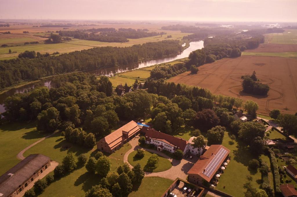 StolpeRelais & Châteaux Gutshaus Stolpe的享有建筑和河流的空中景致