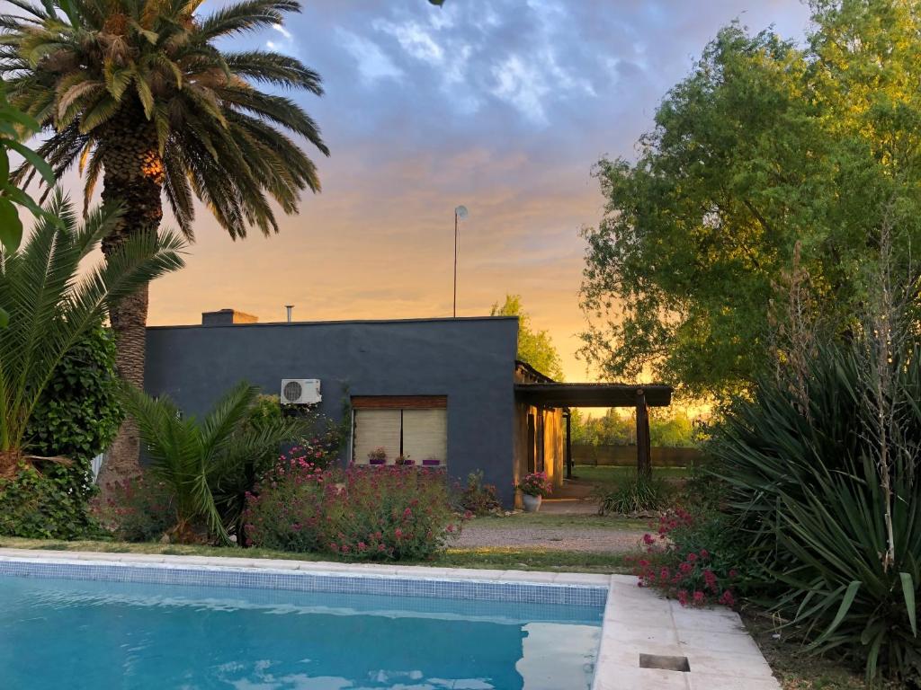 圣拉斐尔Cabaña La Finca的房屋前有游泳池的房子