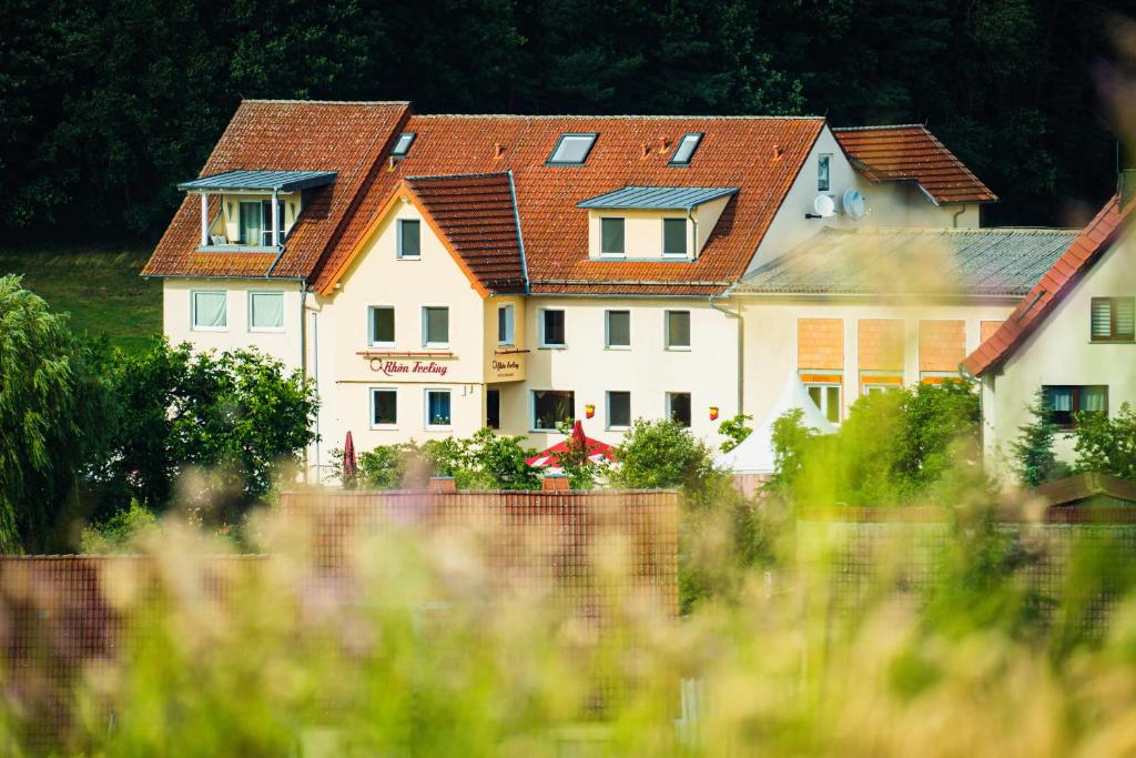 乌尔斯豪森Familienhotel "Rhön Feeling"的一间大型白色房屋,设有红色屋顶