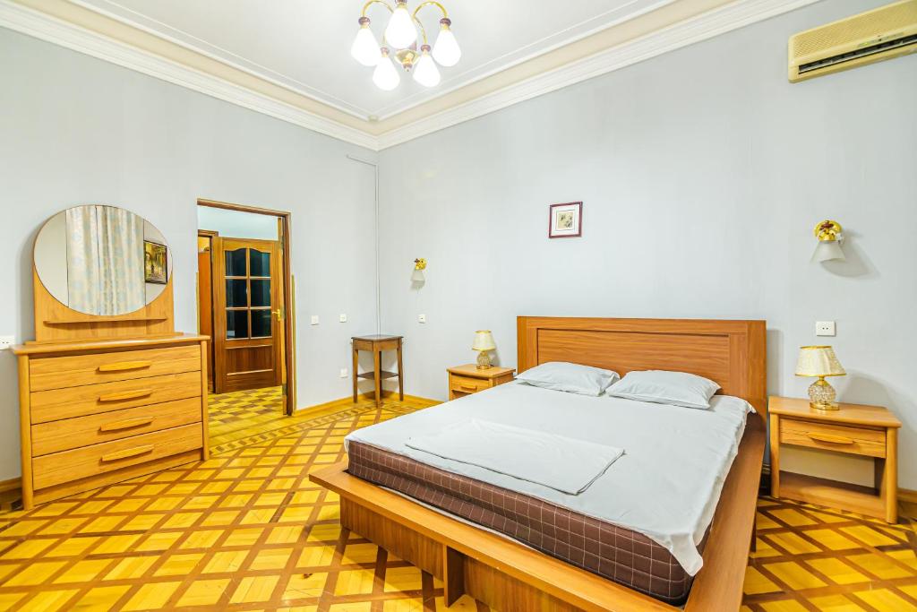 巴库Targovu Nizami Street 4 room的一间卧室配有一张床、梳妆台和镜子