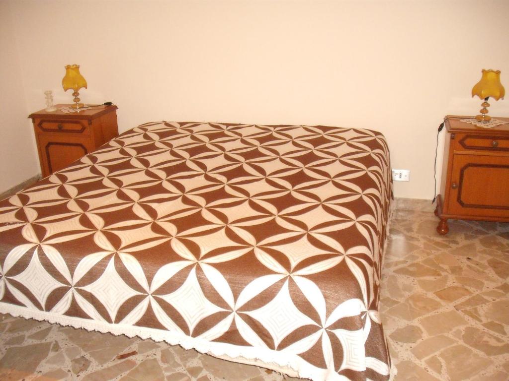卡拉塔菲米Calatafimi Segesta - Appartamento Garibaldi的卧室内的一张床位,带2个床头柜