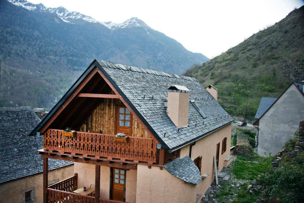 Arró海里帕旅馆的带阳台的度假屋,享有山脉背景