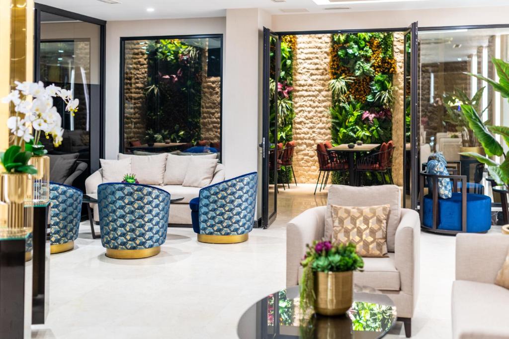 伊斯坦布尔Aprilis Deluxe Hotel的大堂设有桌椅和植物