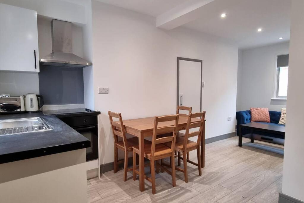 Theale2 BED 2 BATH & FREE PARKING - 10 MINS TO MADEJSKI STADIUM的一间厨房,里面配有桌椅