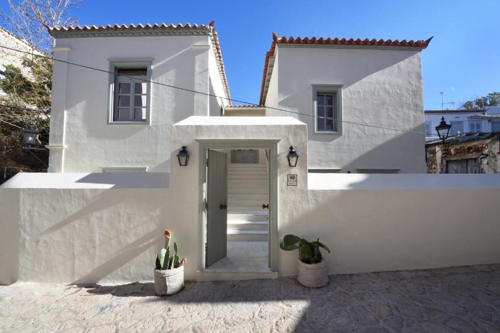 伊兹拉Cactus Hydra - Art Apartments的白色的房子,有门,有盆栽