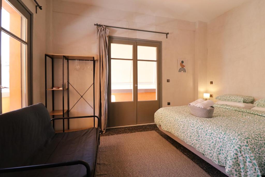 雅典Staying in Athens的一间卧室设有两张床和滑动玻璃门