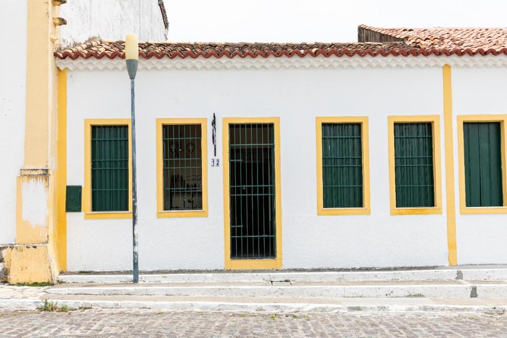 São CristóvãoVila Barroca Estalagem的白色的建筑,设有黄色的门窗