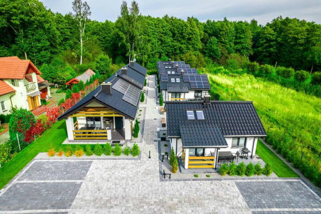达布基Domki letniskowe - SEVEN的屋顶上方设有太阳能电池板的房子的景色
