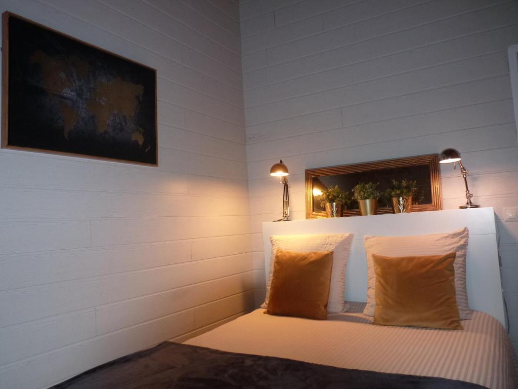塔朗"la suite"的带两张枕头的床的客房