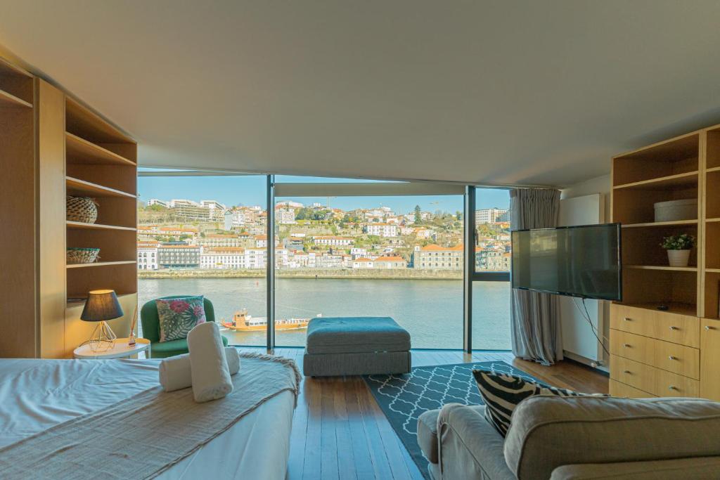 加亚新城LUXURY VIEWS by YoursPorto的享有水景的客厅