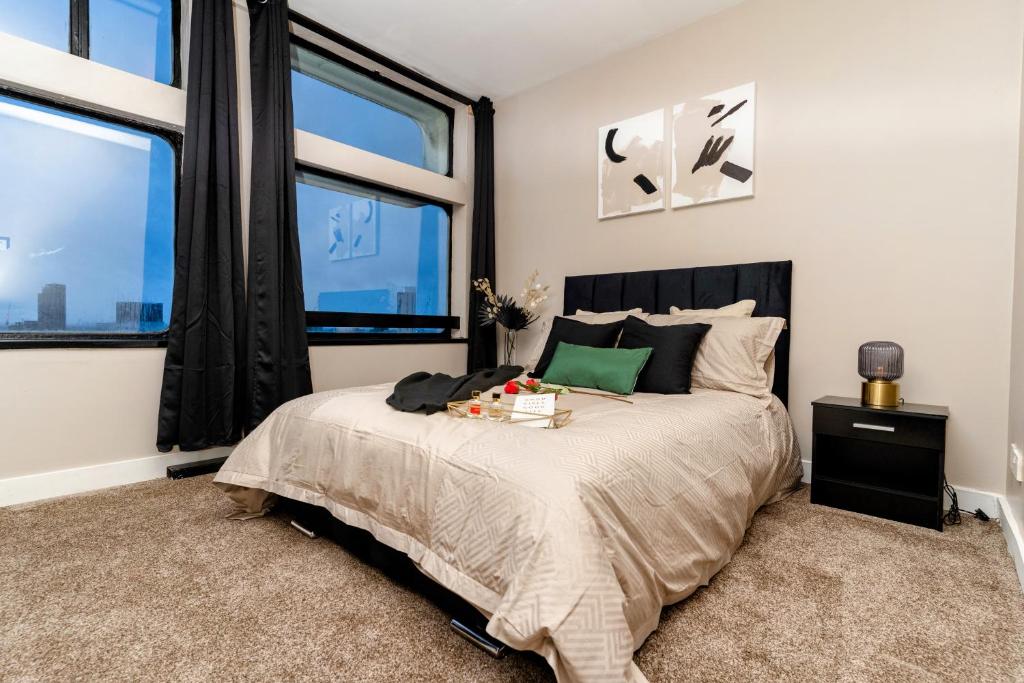 曼彻斯特JPG Tower Suite - 22nd Floor Canal & City Views的一间卧室设有一张大床和大窗户