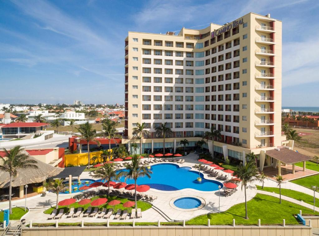 韦拉克鲁斯卡米诺睿尔韦拉克鲁斯酒店的享有度假村空中景致,设有游泳池