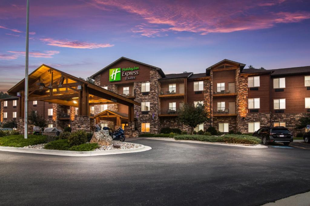 卡斯特Holiday Inn Express & Suites Custer-Mt Rushmore的停车场里酒店 ⁇ 染