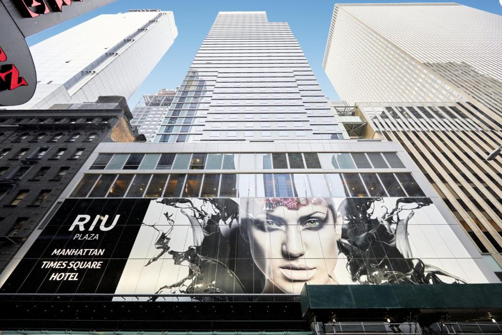 纽约Riu Plaza Manhattan Times Square的建筑的侧面有海报