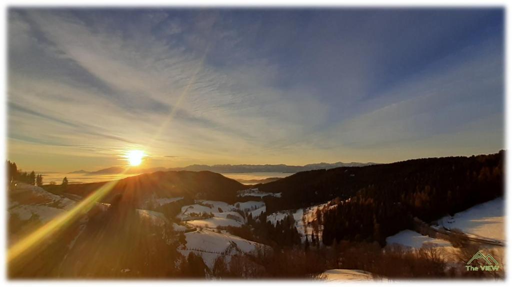 ZirkitzApartment THE VIEW的白雪 ⁇ 的山中,享有日落美景