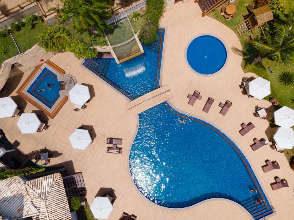 塞古罗港夏利玛普拉亚最佳西方酒店的享有度假村游泳池的顶部景致