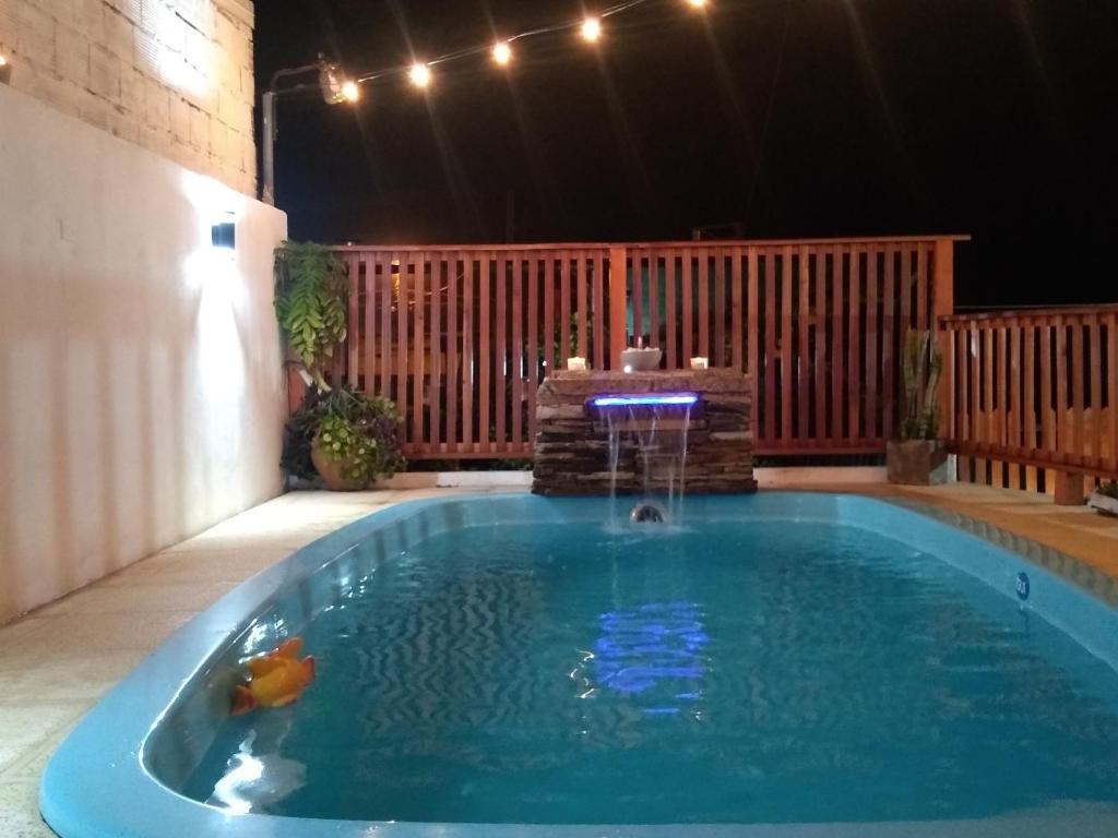 康考迪亚CHE RAJY的庭院中一个带喷泉的游泳池