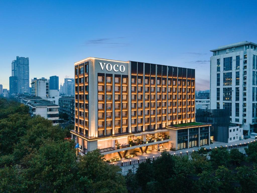南京南京东方珍珠voco酒店的上面有粘胶标志的建筑